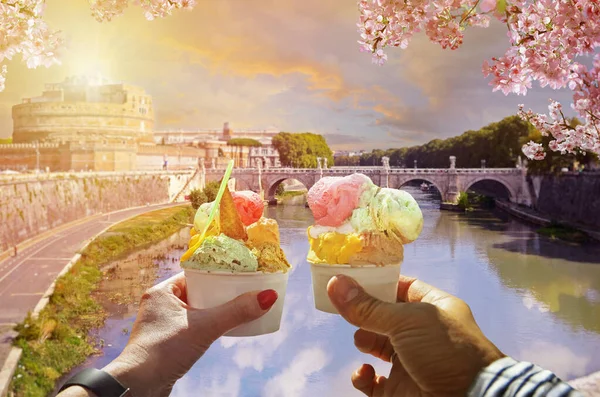 Ζευγάρι Όμορφο Φωτεινό Γλυκό Ιταλικό Παγωτό Διαφορετικές Γεύσεις Στα Χέρια Εικόνα Αρχείου