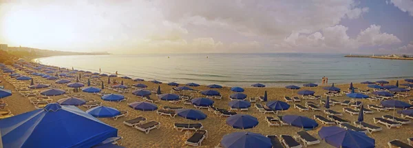 Pantachou海滩 Glyki Nero海滩 Limanaki海滩和大海的全景 塞浦路斯Ayia Napa沙滩上美丽的夏日早晨 蓝色的海滩伞和日光浴床 — 图库照片
