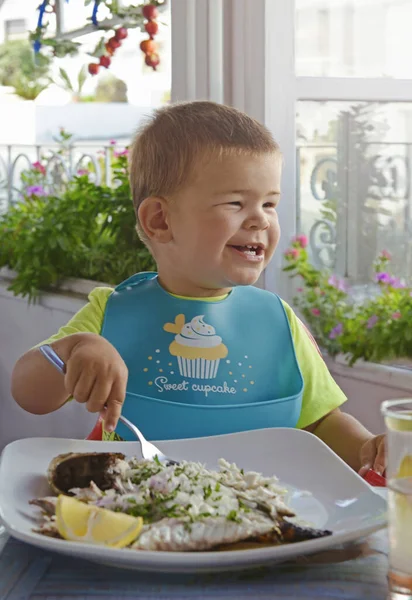 Щаслива Маленька Дитина Їсть Морепродукти Ресторані Середземноморська Дієта Здорове Харчування Стокове Зображення