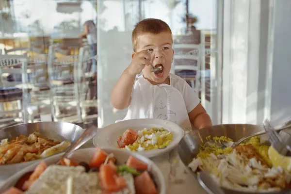Χαίρομαι Μικρό Παιδί Τρώει Θαλασσινά Στη Θάλασσα Ένα Εστιατόριο Μεσογειακή Royalty Free Φωτογραφίες Αρχείου