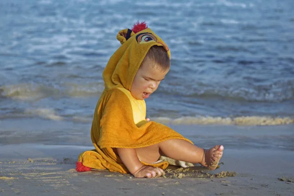 Маленька Мила Дитина Грає Пляжі Щаслива Дитина Відпустці Красивим Морем Ліцензійні Стокові Зображення