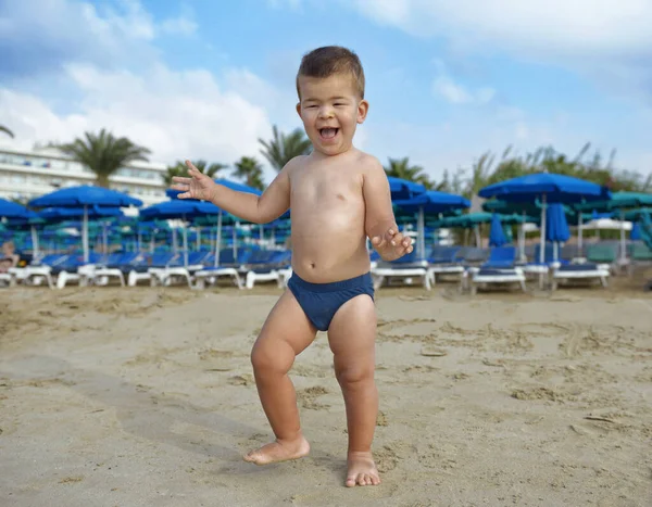 Pequeño Bebé Lindo Jugando Playa Child Naturaleza Con Hermoso Mar — Foto de Stock