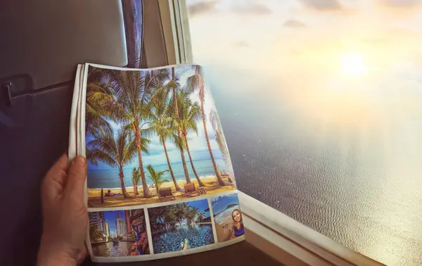 Окно Самолета Прекрасным Видом Бирюзовое Чистое Море Пальмы Яркое Солнце Стоковое Изображение