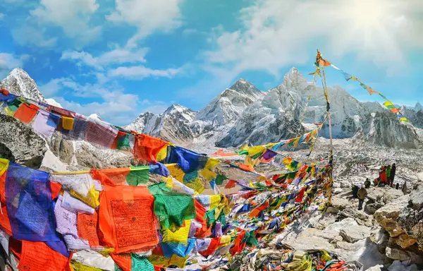 Vista Monte Everest Nuptse Com Bandeiras Oração Budistas Kala Patthar Fotos De Bancos De Imagens