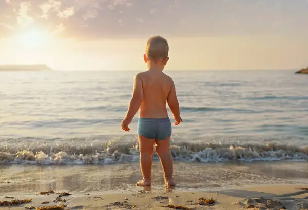 소년은 해변에 바다를보고 아이들과 행복한 라이프 스타일 뒤에서 스톡 사진