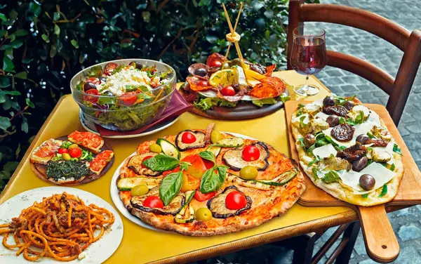 Ένα Καλοκαιρινό Δείπνο Παραδοσιακό Ιταλικό Φαγητό Υπαίθριο Εστιατόριο Στην Περιοχή Royalty Free Εικόνες Αρχείου