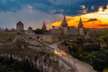 Akşamları Kamianet-Podilskyi eski şatosunun manzarası. Ukrayna 'da tarih ve mimari bakımından zengin çarpıcı bir ortaçağ kalesi.