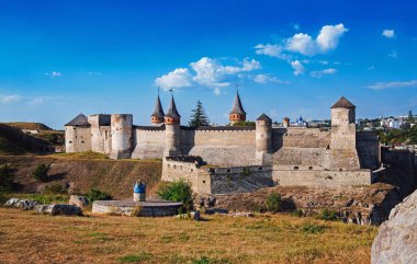 Kamianets-Podilskyi eski kalesinin güney tarafından görüntü. Önplanda 