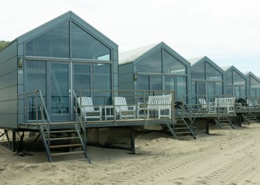 Julianadorp Aan Zee 'deki Kuzey Denizi sahilindeki sahil evleri.