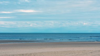 Kuzey Hollanda 'daki boş Kuzey Denizi plajı 