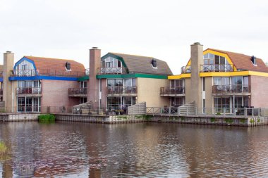 Hollanda, Kuzey Hollanda, Juilanadrop Aan Zee, 2024-04-25 Landal Beach Resort Ooghduyne 'da yazlıkları olan evler. Yan görünüm