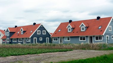Julianadorp aan Zee, Kuzey Hollanda, Hollanda 2024-04-23, Landal Beach Resort Ooghduyne 'daki çekici tatil evleri