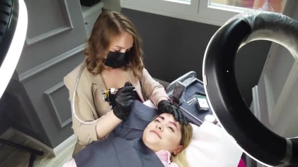 Kosmetolog Aplikující Permanentní Make Obočí Pro Klienta — Stock video