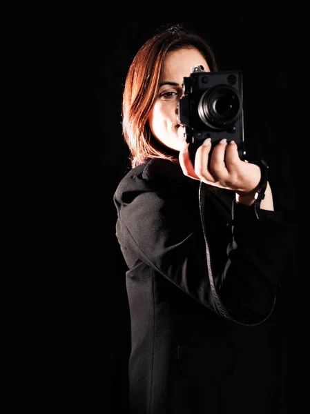 Woman Photographer Close Camera Black Background — Stock Photo, Image