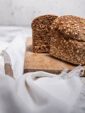 Gri beton zeminde taze pişmiş ekmek.. 