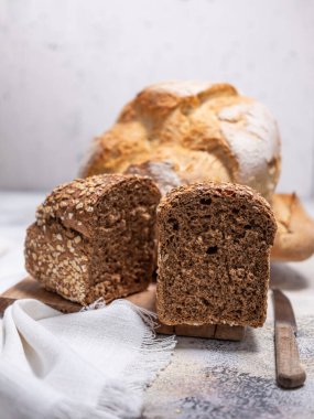 Gri beton zeminde taze pişmiş ekmek.. 