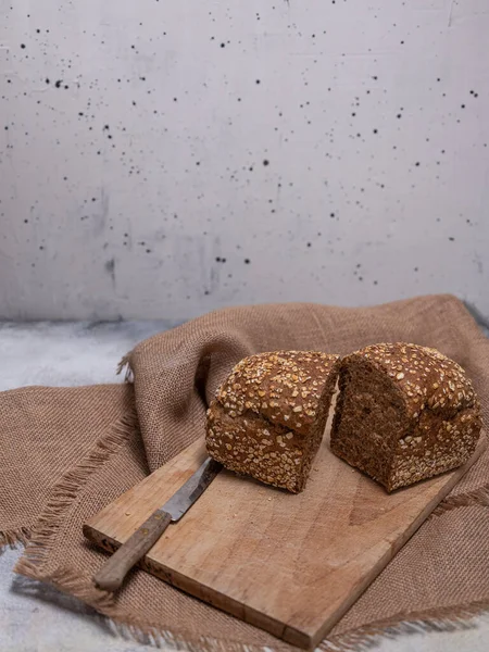 Pão Fresco Assado Sobre Fundo Concreto Cinza — Fotografia de Stock