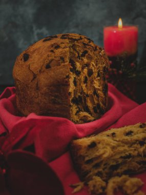 Pannetona çay ve bir mum ile en sağda siyah beton arka planda