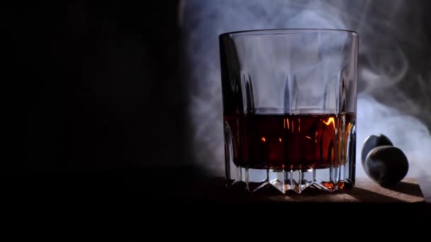 Bicchiere Whisky Sul Bancone Bar Con Fumo Olive Foto Bassa — Video Stock