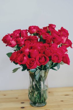 Sevgililer Günü için vazoda kırmızı güller. Beyaz duvar. 