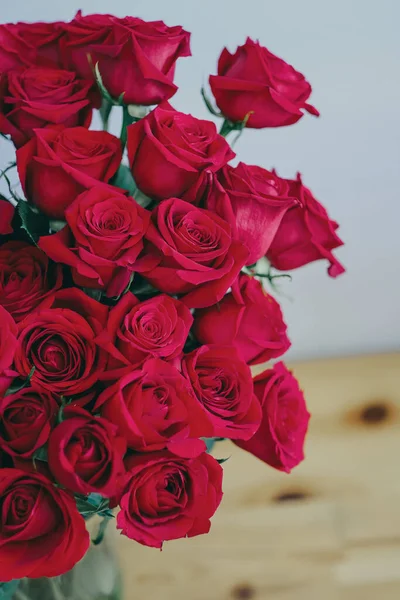 Κόκκινα Τριαντάφυλλα Ένα Βάζο Δώρο Για Την Ημέρα Του Αγίου — Φωτογραφία Αρχείου