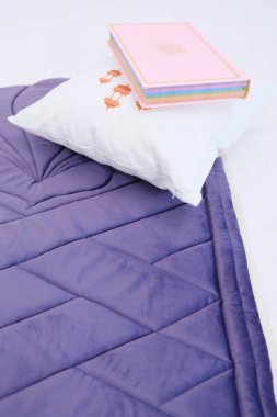 Dua eden paspas beyaz arka plan. İslami dükkanlar. 