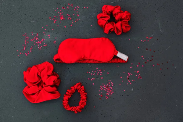 Красная Маска Сна Сером Фоне — стоковое фото