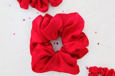 Üst görünüm kırmızı aksesuarlar gri arkaplan düz yatıyordu