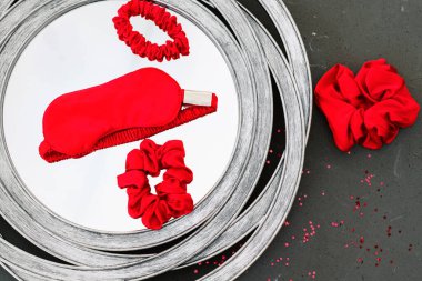 Üst görünüm kırmızı aksesuarlar gri arka planda uyku maskesi düz yatıyordu