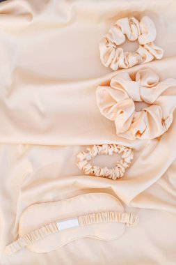 Üst görünüm kırmızı aksesuarlar gri arka planda uyku maskesi düz yatıyordu