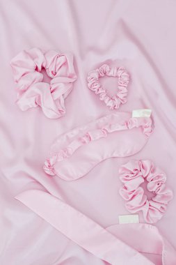 Üst görünüm kırmızı aksesuarlar gri arka planda uyku maskesi düz yatıyordu