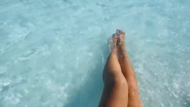 Закрытый Вид Сверху Загорелые Женские Ноги Раскачивающиеся Создавая Волну Голубом — стоковое видео