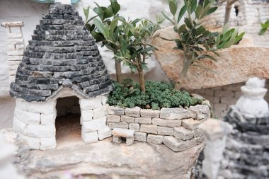 Alberobello, İtalya - Mayıs 2023. Trulli ya da Trullo evi, Puglia 'da konik çatısı olan geleneksel Apulian kuru taş kulübesi..