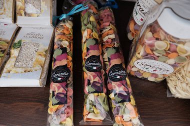 Alberobello, İtalya - Mayıs 2023. Trulli ya da Trullo evi, Puglia 'da konik çatısı olan geleneksel Apulian kuru taş kulübesi..