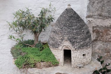 Alberobello, İtalya - Mayıs 2023. Trulli ya da Trullo evi, Puglia 'da konik çatısı olan geleneksel Apulian kuru taş kulübesi..