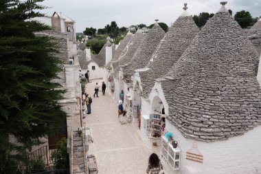 Alberobello, İtalya - Mayıs 2023. Trulli ya da Trullo evi, Puglia 'da konik çatısı olan geleneksel Apulian kuru taş kulübesi..