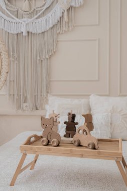 Boho tarzı beyaz yatak odası, tahta oyuncaklar ve makrome süslemeler. Yüksek kalite fotoğraf