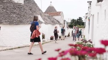 Alberobello, İtalya - Mayıs 2023. Trulli ya da Trullo evi, Puglia 'da konik çatısı olan geleneksel Apulian kuru taş kulübesi..
