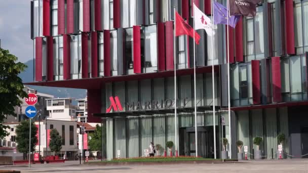 Tirana Albanië Juni 2023 Marriott Hotel Ingang Burgers Lopen Straat — Stockvideo