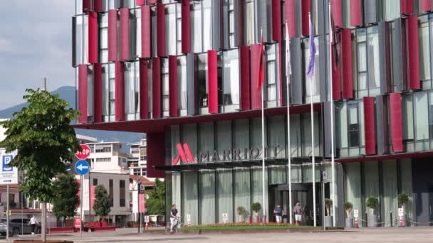 Tirana Albanien Juni 2023 Eingang Des Marriott Hotels Bürger Gehen — Stockvideo