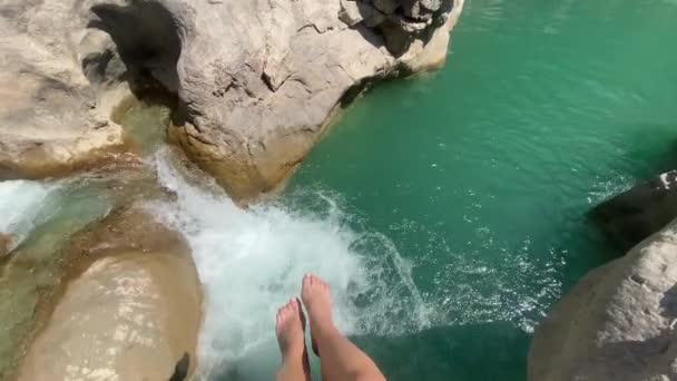 阿尔巴尼亚地拉那壮观的Shkallet Tujanit峡谷及其在岩石陡崖之间的急流 享受日光浴的女游客 — 图库视频影像
