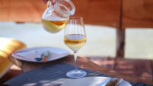 Λευκό Κρασί Χύνοντας Ποτήρι Παραλία Της Αλβανίας Υψηλής Ποιότητας Υλικό — Αρχείο Βίντεο