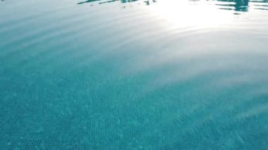 Yüzme havuzunda parlak yansımalı saf mavi su. Üst görüntü. Yüksek kalite 4 bin ayak ücreti.