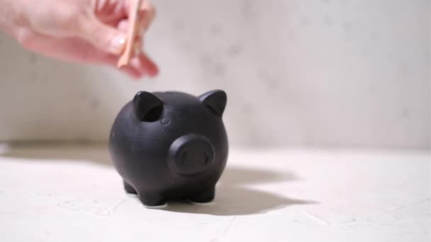 Νεαρή Γυναίκα Βάζει Χρήματα Κουμπαρά Στο Σπίτι Έννοια Εξοικονόμηση Χρημάτων — Αρχείο Βίντεο
