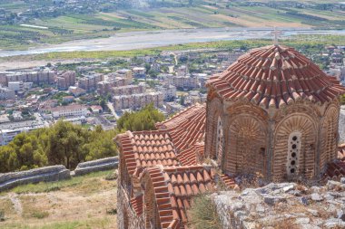 Arnavutluk 'un Berat Şatosu' ndaki tarihi Ortodoks kilisesi. Yüksek kalite fotoğraf