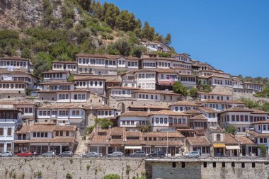 Berat, Arnavutluk. Temmuz 2022: Arnavutluk 'un Berat kentindeki tarihi doğu evleri, UNESCO mirası