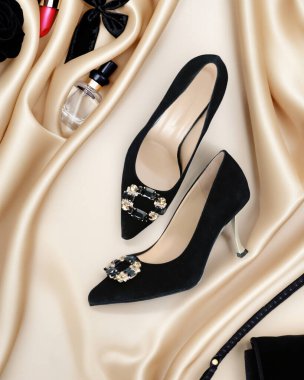 Üst kattaki daire kadınlar için tatil aksesuarları seriyor. Yüksek tepeler ayakkabıları