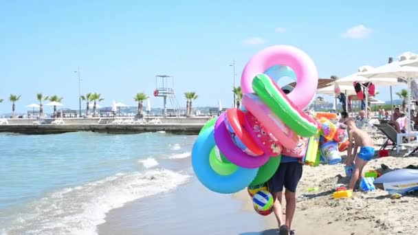 Durres Albánia August 2023 Characteristic Seller Man Full Swimming Inflatable — Stock videók