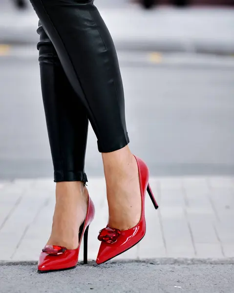 Kırmızı Topuklu Ayakkabılı Deri Pantolonlu Sokak Fotoğraflı Kadın Stok Fotoğraf