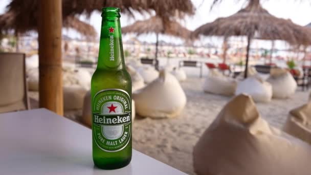 Durres Albánie Srpna 2023 Heineken Láhev Piva Beach Baru Vysoce — Stock video